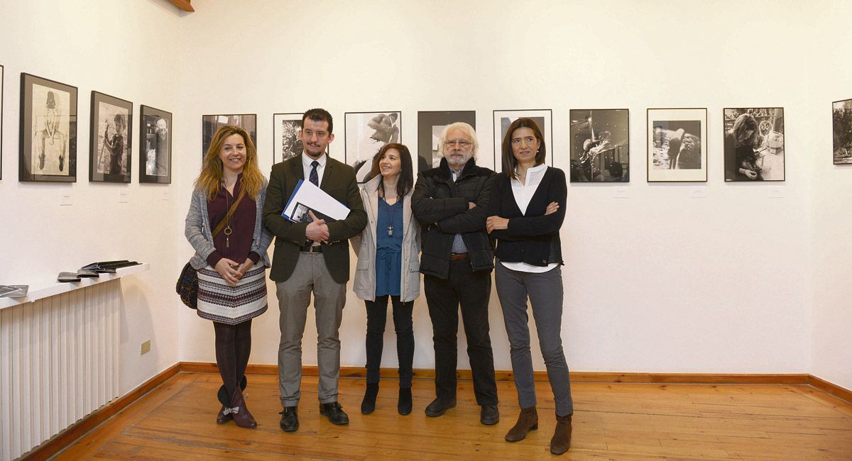 El concejal de Cultura con los representantes de la asociación Focus en la inauguración de la muestra. | MAURICIO PEÑA