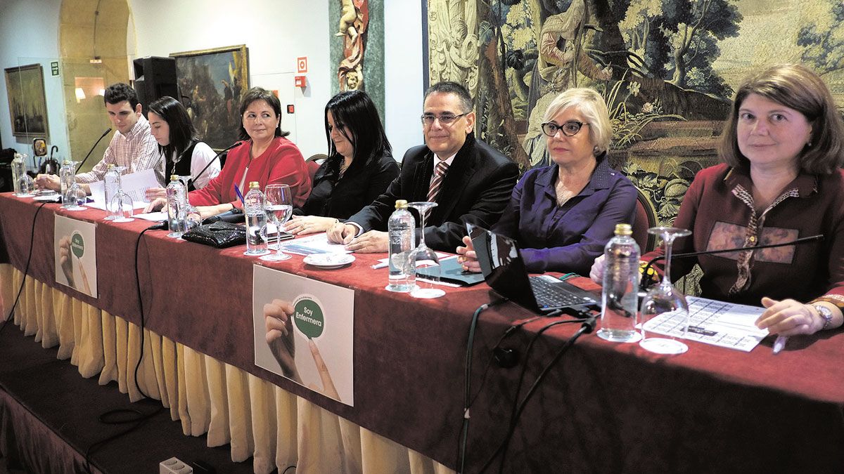 Los participantes en la mesa redonda organizada por Satse en el Hostal de San Marcos, con Alonso en el centro. | DANIEL MARTÍN