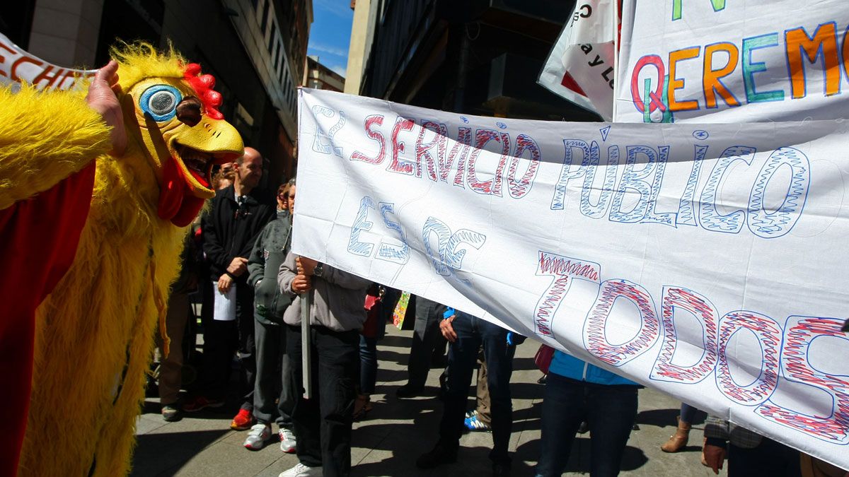 Los trabajadores comienzan a cortar la N-630. | E. NIÑO