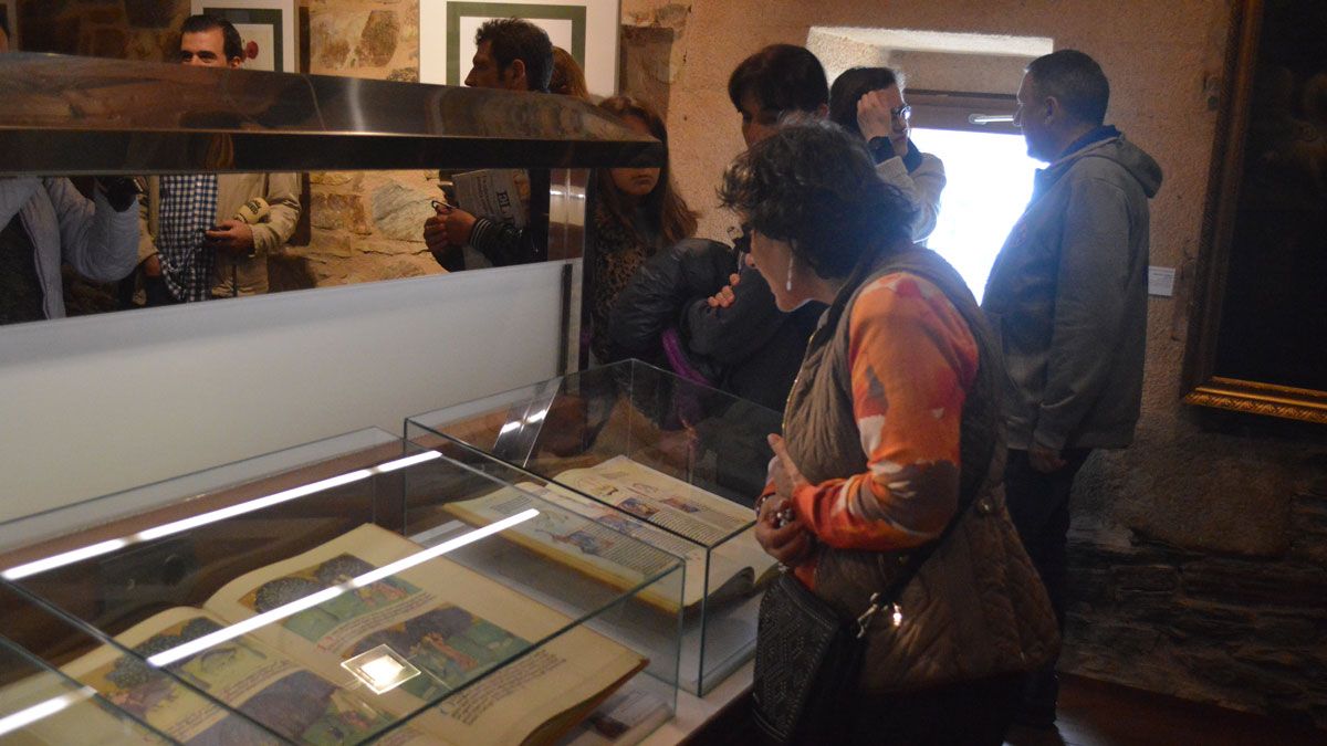 Una de las participantes de la visita guiada por la colección Templum Libri. | A. CARDENAL