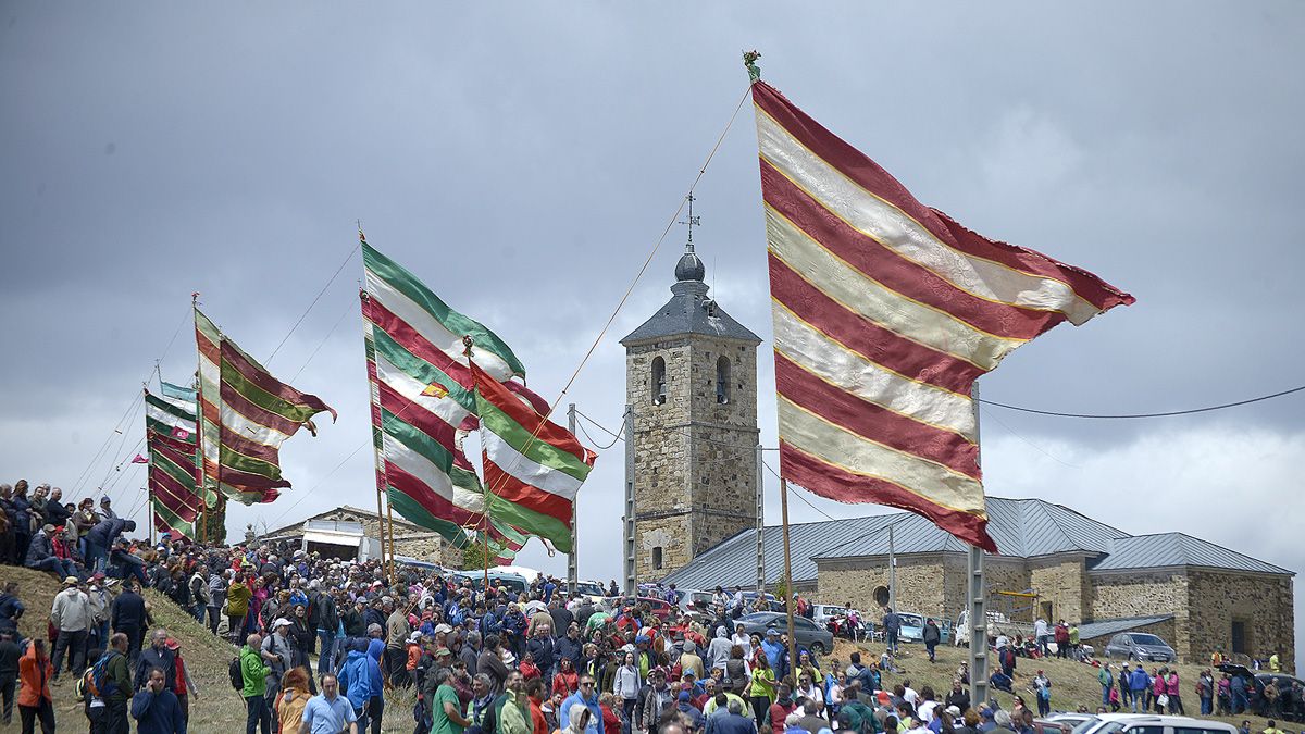 La Virgen del Castro llegó a su santuario acompañada por pendones y cientos de devotos. | MAURICIO PEÑA