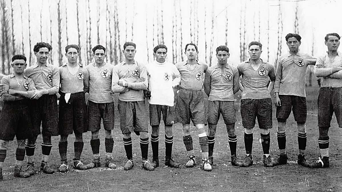 El primer equipo de la Cultural cuando aún vestía de gris, color que cambió "por no encontrar camisetas".