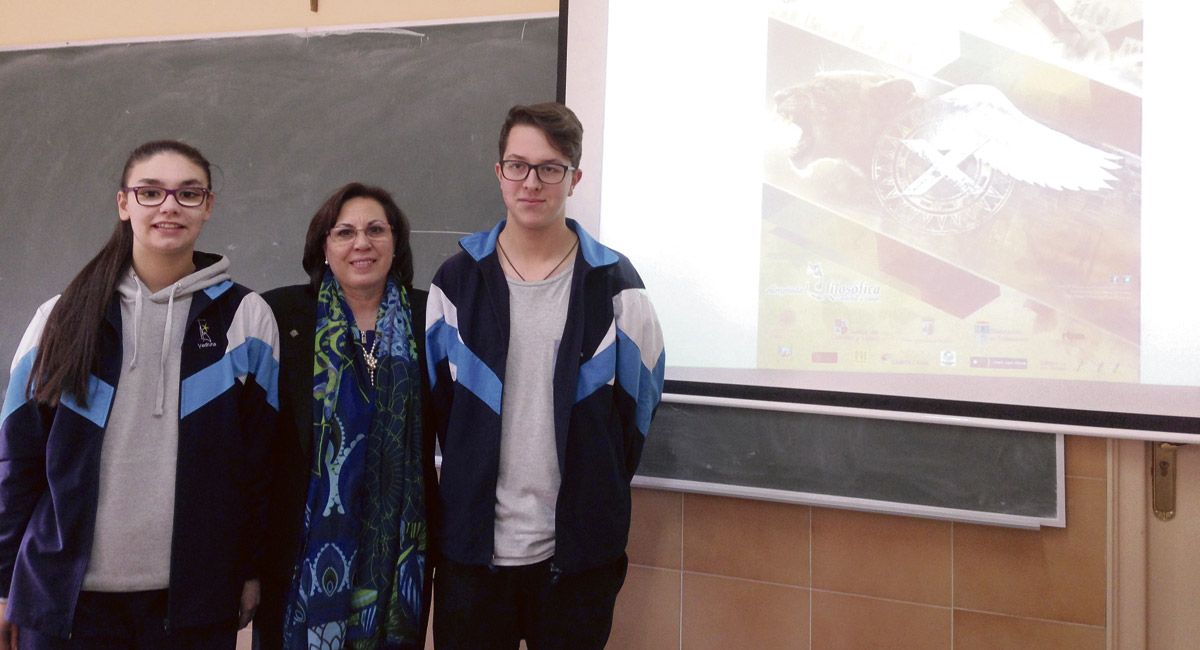 La profesora Esther García flanqueada por los dos alumnos finalistas de la olimpiada filosófica, Victoria Crespo y Guillermo Santamaría.