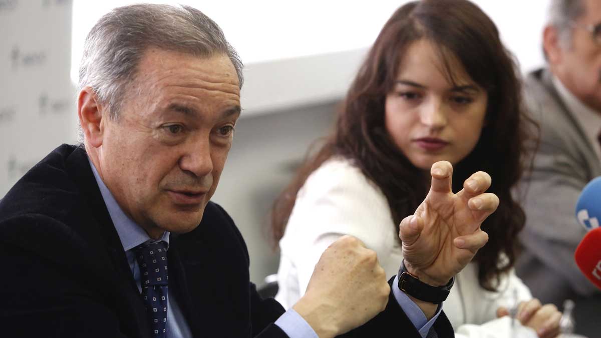 La charla será impartida por el doctor Serafín de Abajo Olea, presidente de la AECC en León. La charla será impartida por el doctor Serafín de Abajo Olea, presidente de la AECC en León.