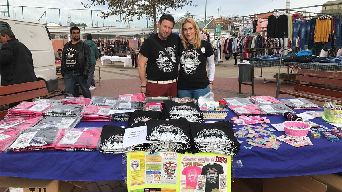 Luis y Nieves, los padres de Lucía, vendiendo las camisetas contra el DIPG.