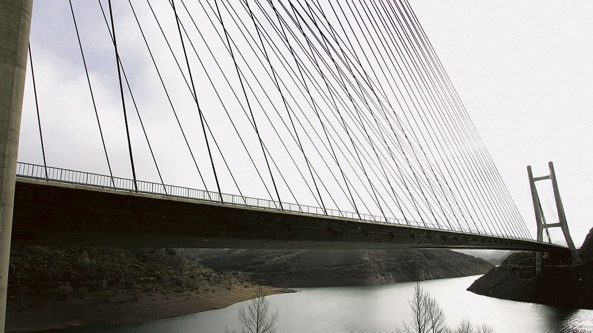 Puente Carlos Fernández Casado, en la autopista que une León y Asturias, sobre el pantano de Luna. | ICAL