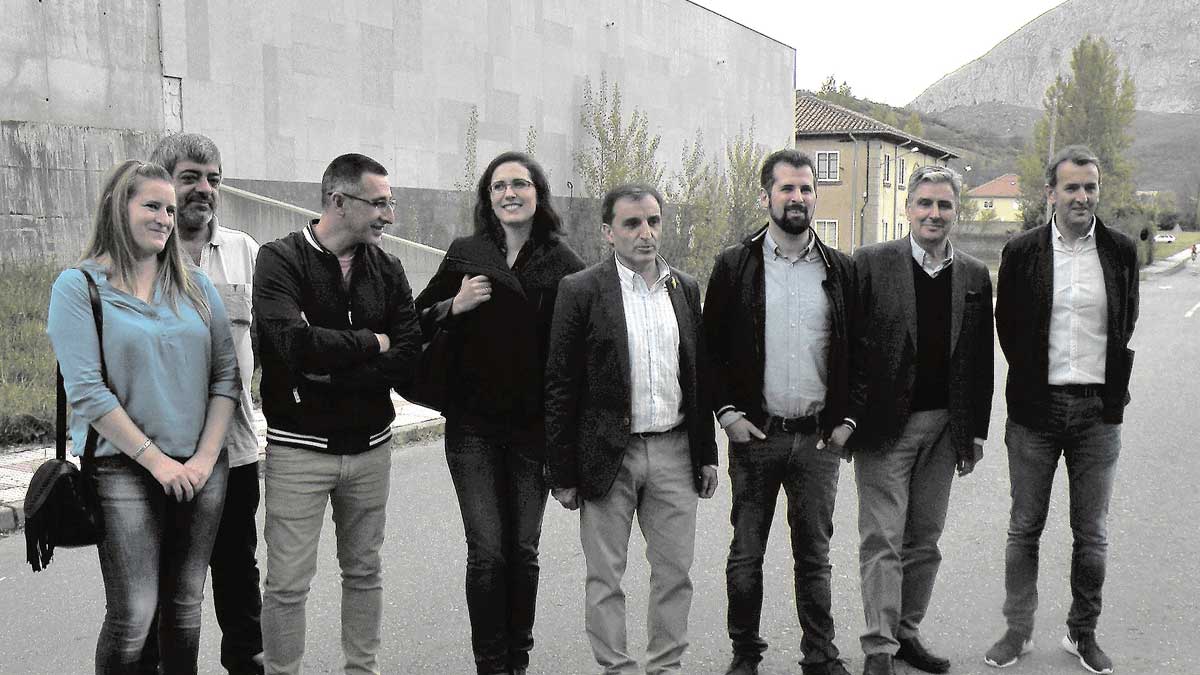 Un momento de la visita al Museo del Fósil en Serrilla de Torío. | E. Niño