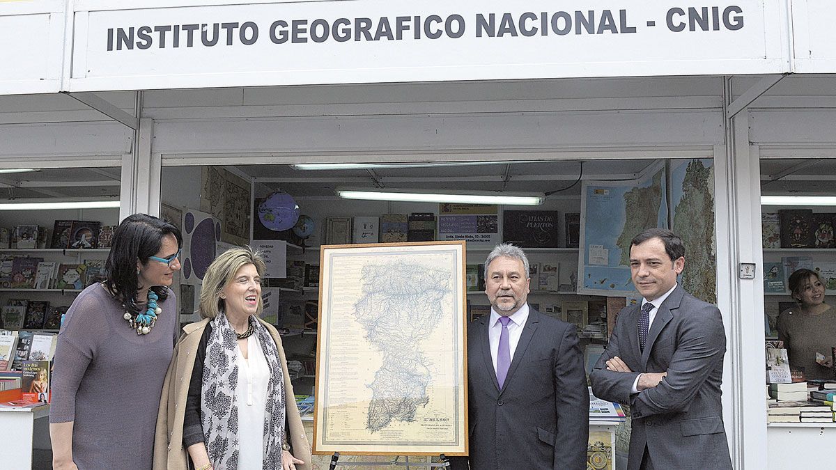 La delegada del Gobierno en Castilla y León, María José Salgueiro, visitó el stand del IGNen la feria acompañada por la subdelegada Teresa Mata. | MAURICIO PEÑA