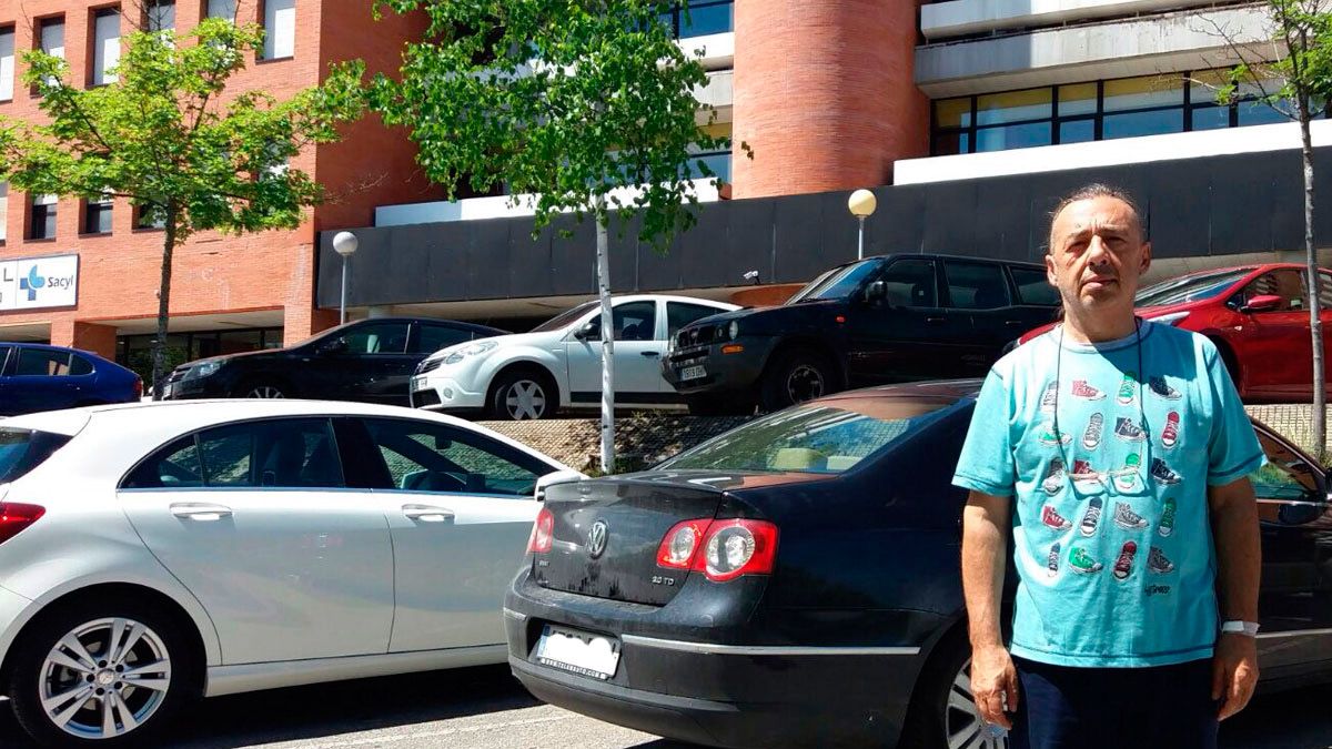 Francisco Fernández Rodríguez, este martes, frente al Hospital del Bierzo.