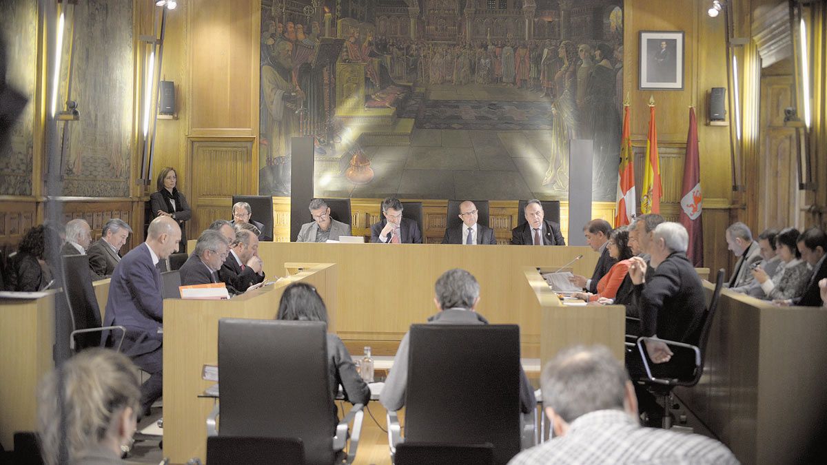 A la derecha, en la silla de espaldas, el interventor de la Diputación durante un pleno de la institución provincial. | MAURICIO PEÑA