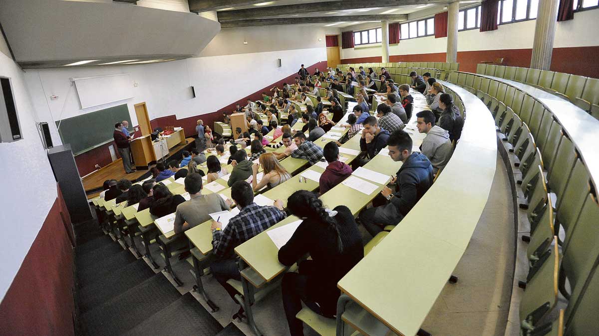 Una prueba de acceso a la universidad en el campus de Vegazana. | DANIEL MARTÍN