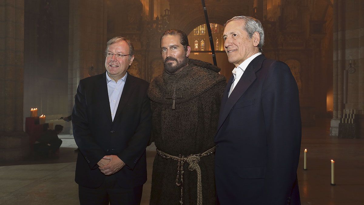 El actor Jim Caviezel flanqueado por Antonio Silván y Rafael Vázquez Padura. | CÉSAR