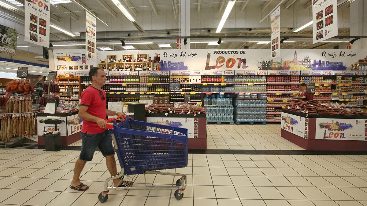 Un hipermercado de Carrefour en la provincia en una imagen de archivo. | ICAL Un hipermercado de Carrefour en la provincia en una imagen de archivo. | ICAL