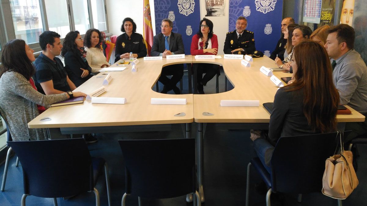 Un momento de la inauguración de las jornadas en la Comisaría. | P. FERRERO