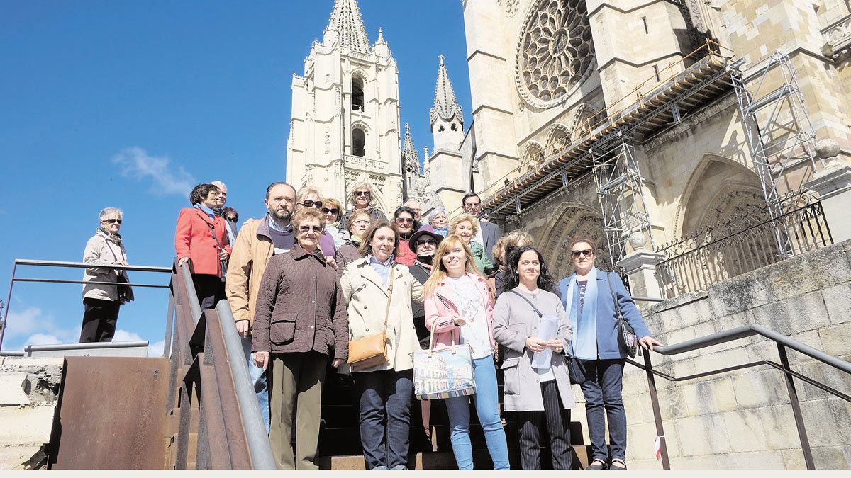 Parte del grupo de participantes, este jueves junto a la Catedral. | DANIEL MARTÍN