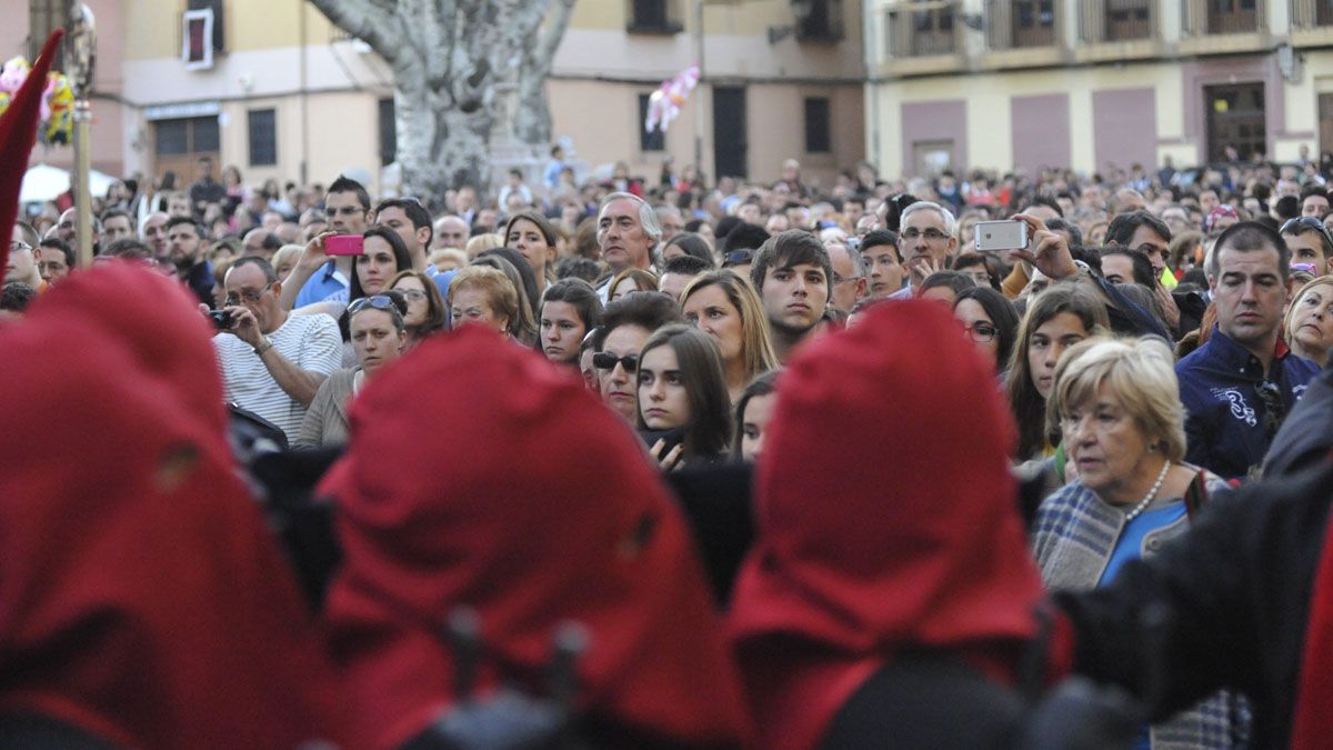 Un momento de una procesión en la capital leonesa. | DANIEL MARTÍN