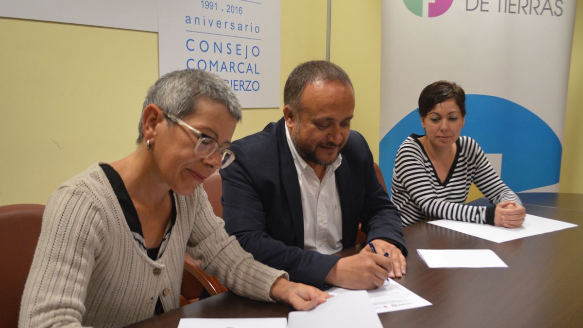 Firma del convenio de colaboración en el Consejo Comarcal. | M.I.