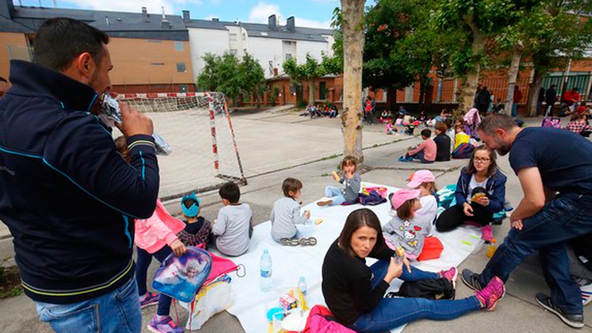 La ‘bocadillada’ volvió  a los patios de los colegios reivindicando un cambio en el sistema de cátering.  | ICAL