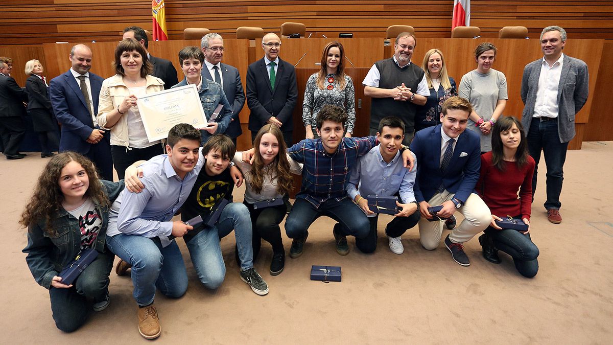 Alumnos del IES Lancia en las Cortes con la presidenta y el consejero de Educación. | ICAL