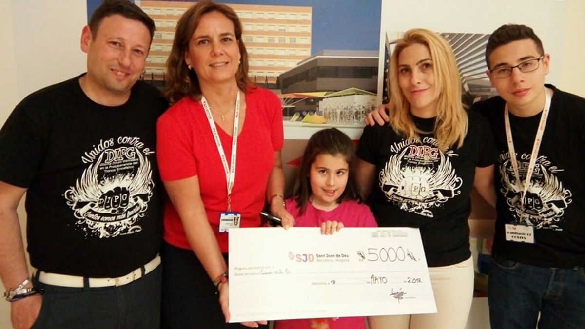 Lucía, sus padres y su hermano entregaron un cheque de 5.000 euros para la investigación que han recaudado vendiendo camisetas.