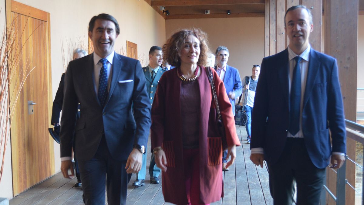 El consejero de Fomento, la alcaldesa de Ponferrada y el ex secretario de Estado de Seguridad en el evento. |  M.I.
