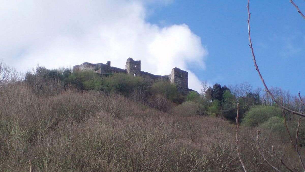 El castillo de Sarracín tiene relación con las ‘cinco estacas’ del escudo de Vega de Valcarce, donde se ubica.