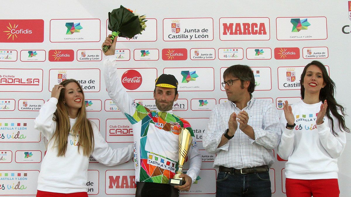 El corredor Jonathan Hivert, maillot de líder tras el alto de la Camperona. | ICAL El corredor Jonathan Hivert, maillot de líder tras el alto de la Camperona. | ICAL