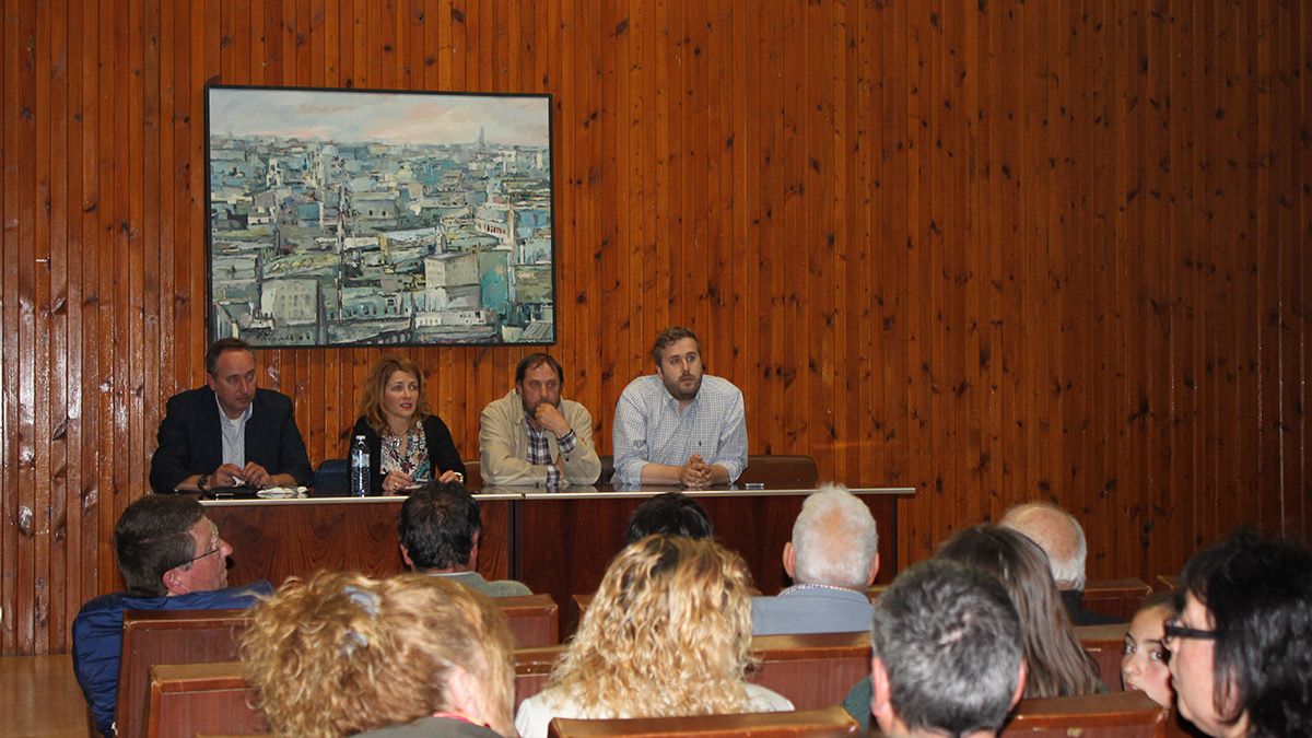 Reunión celebrada este viernes en Sahagún para evitar el cierre de la ruta. | T.G.