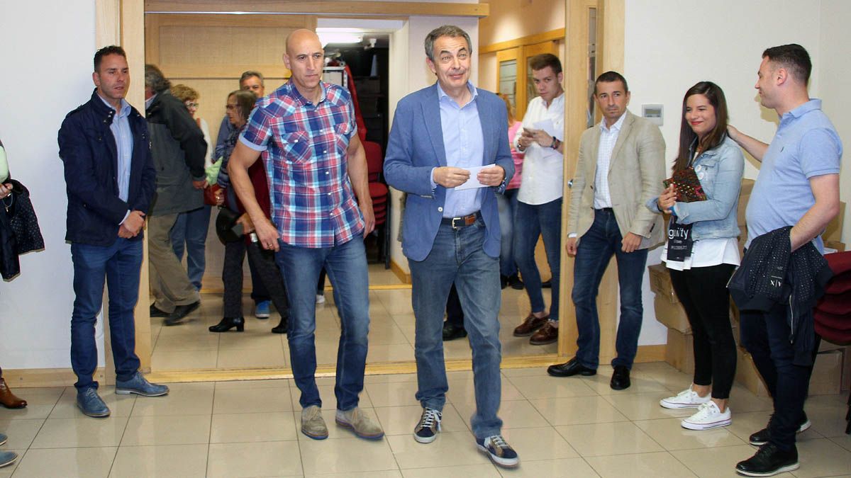 Rodríguez Zapatero vota en la sede de la Agrupación Local del PSOE de León. | ICAL