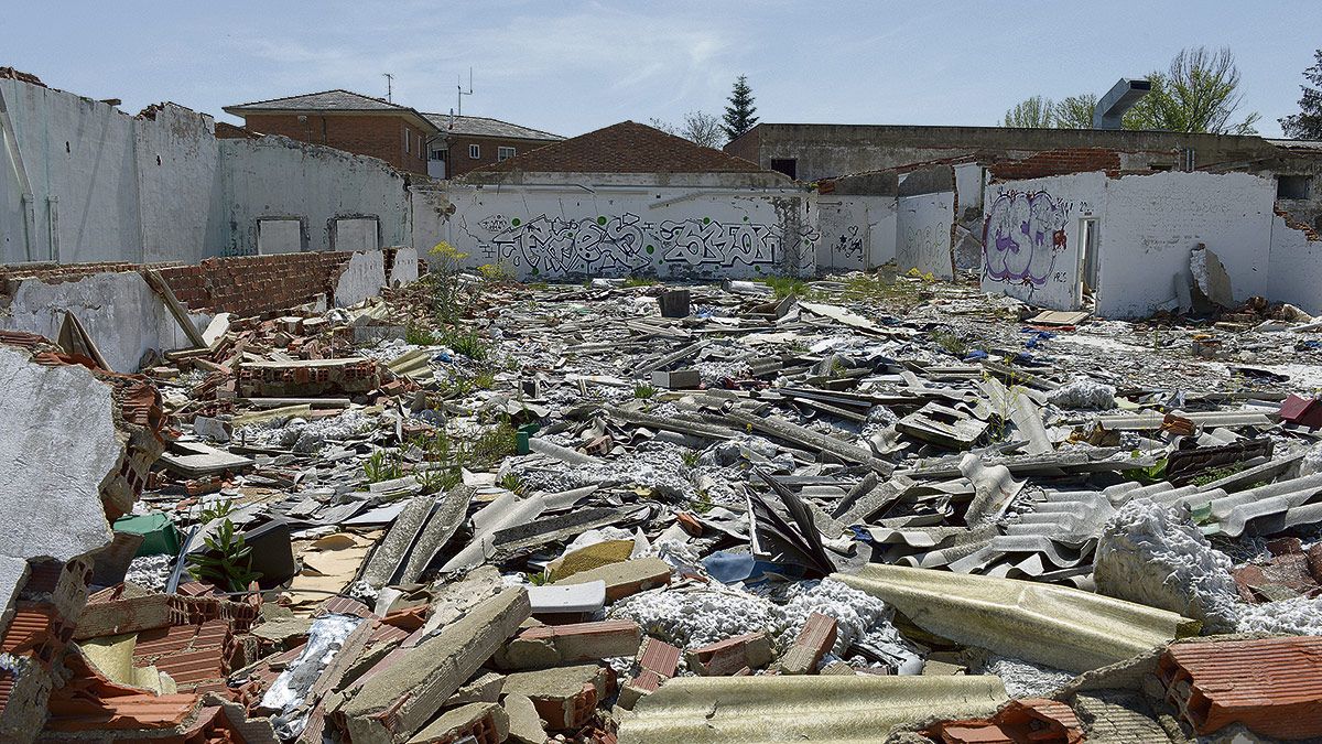 Este terreno acumula toneladas de basura, además de los restos de lo que fue la fábrica de tapicerías Soto. | MAURICIO PEÑA