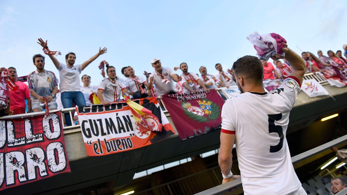 Iván González lanza una bandera a los aficionados desplazados al Mini Estadi. | SERGIO ROS (PHOTODEPORTE)