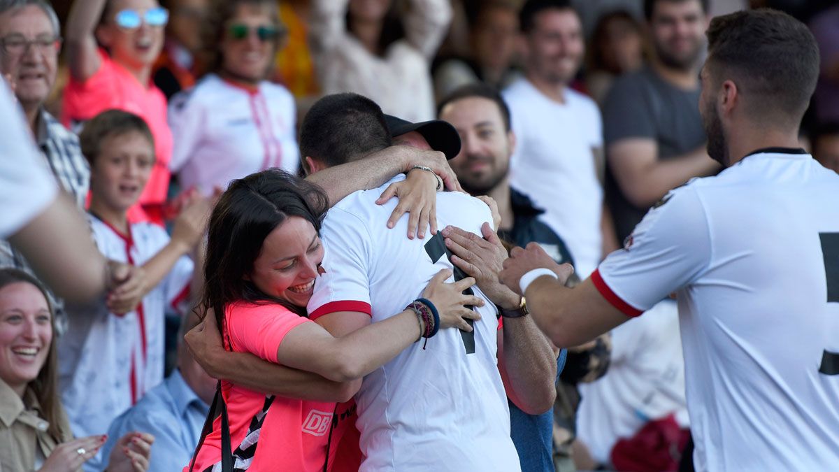 Los jugadores de la Cultural se abrazan con la afición. | SERGIO ROS (PHOTODEPORTE)