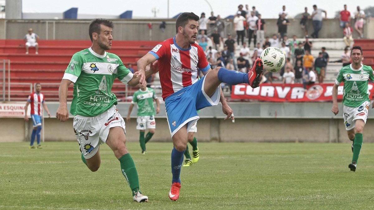 Tejedor trata de defender a un atacante del Algeciras. | ERASMO FENOY (EUROPA SUR)