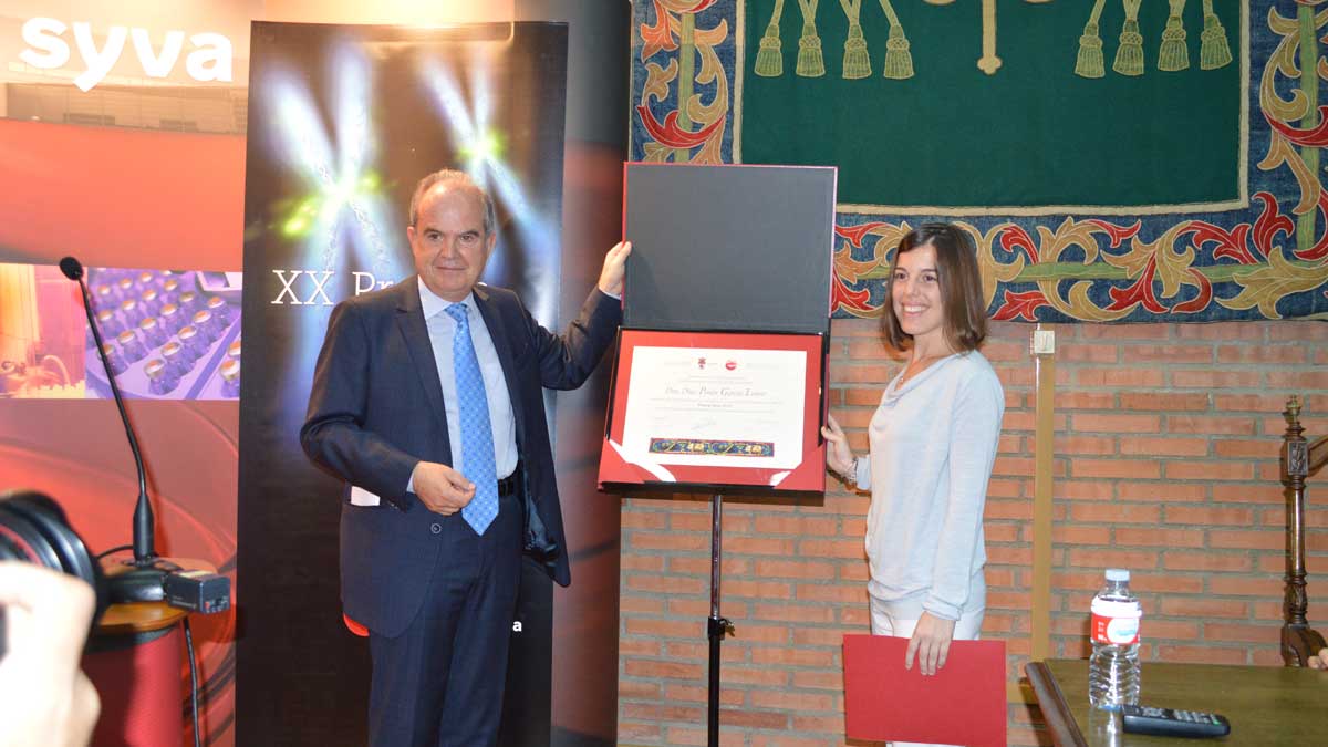 El director general de Syva, Luis Bascuñán, entrega el diploma acreditativo del premio a Paula García. | L.N.C.