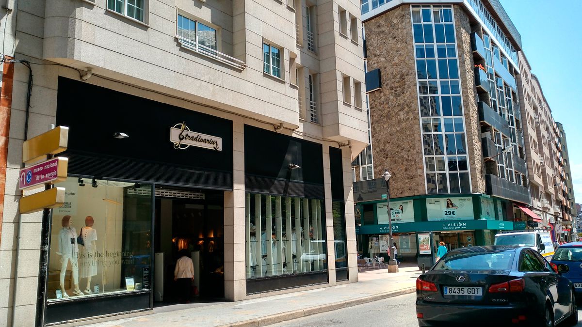 La tienda de Stradivarius en el centro de Ponferrada podría iniciar su desmantelamiento para quedarse solo en El Rosal. | M.I.