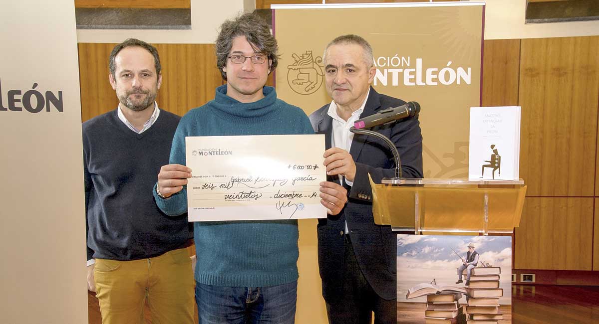 Héctor Escobar, Gabriel Rodríguez y Dionisio Domínguez en la entrega del Premio Libro de cuencuentos de la Fundación MonteLeón. | VICENTE GARCÍA
