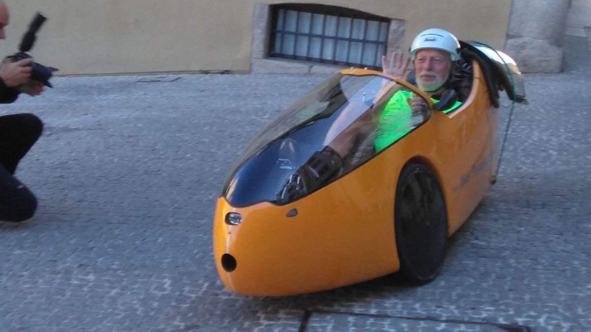 Armin Ziegler, en su velomóvil por la calle Gil y Carrasco de Ponferrada. | D.M.