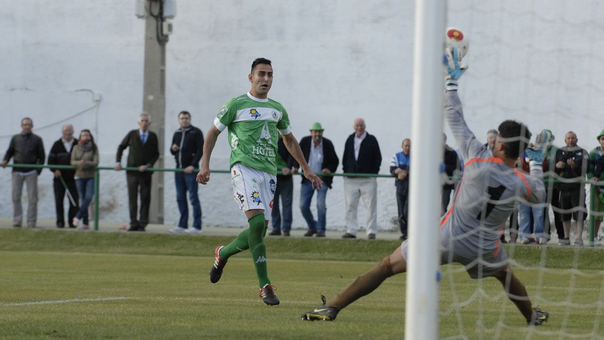 Roberto Puente se dispone a marcar un gol durante un encuentro en La Eragudina. | MAURICIO PEÑA