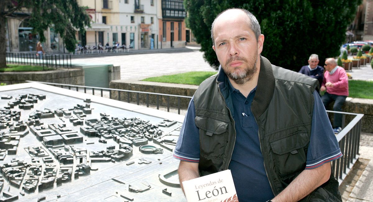 El editor Joaquín Alegre presenta esta tarde su segundo libro de poesía, ‘Cuaderno de arena’ (en una editorial de la ‘competencia’, Eolas). | CARLOS S. CAMPILLO (ICAL)