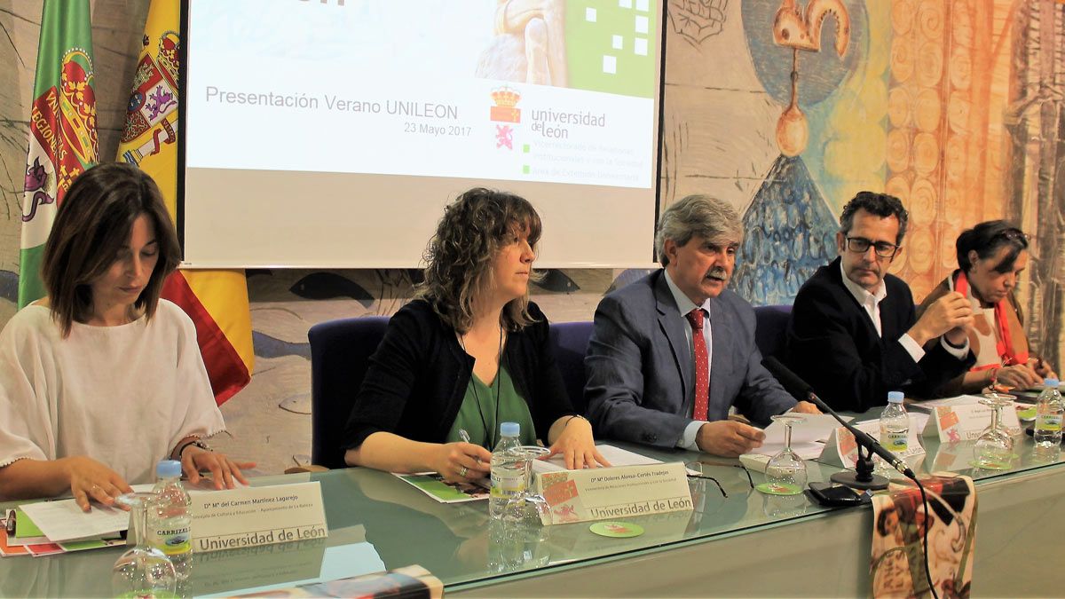 El rector de la Universidad de León, en el centro, presentó ayer la oferta formativa de este verano. | ULE