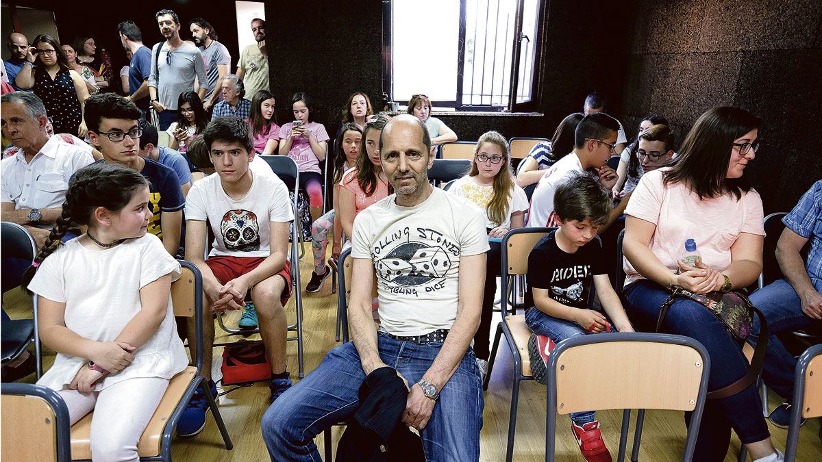 Alejo Stivel, este martes con los alumnos de la Escuela Municipal de Música de La Robla. | DANIEL MARTÍN