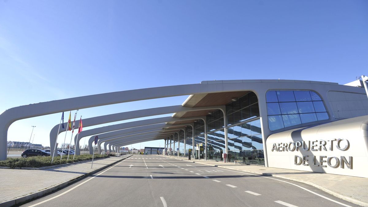 En octubre de 2010 se inauguró la nueva terminal del aeropuerto de León, que antes fue una base militar con actividad comercial desde 1999. | DANIEL MARTÍN