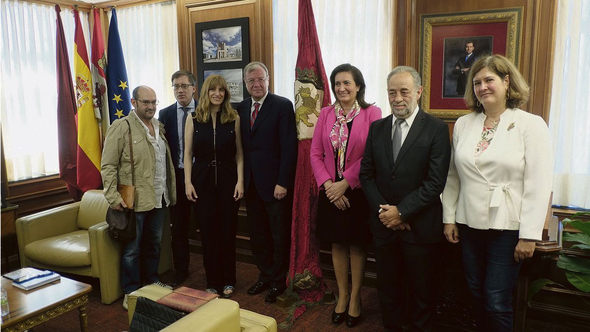 Antonio Barreñada, Enrique Saiz, Mar Sancho, Antonio Silván, Josefa García Cirac, Luis Bandera y Margarita Torres, este miércoles en el Consistorio leonés. | DANIEL MARTÍN