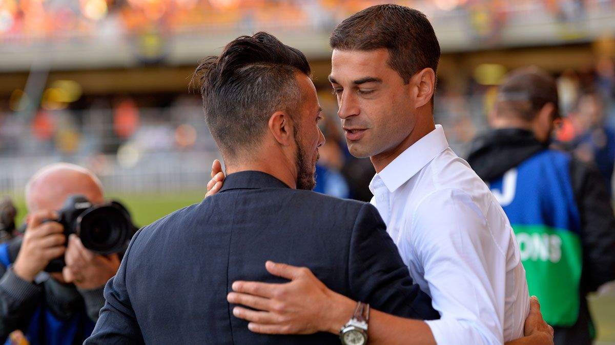 Rubén de la Barrera y Gerard López se saludan en la previa del partido de ida. | PHOTODEPORTE