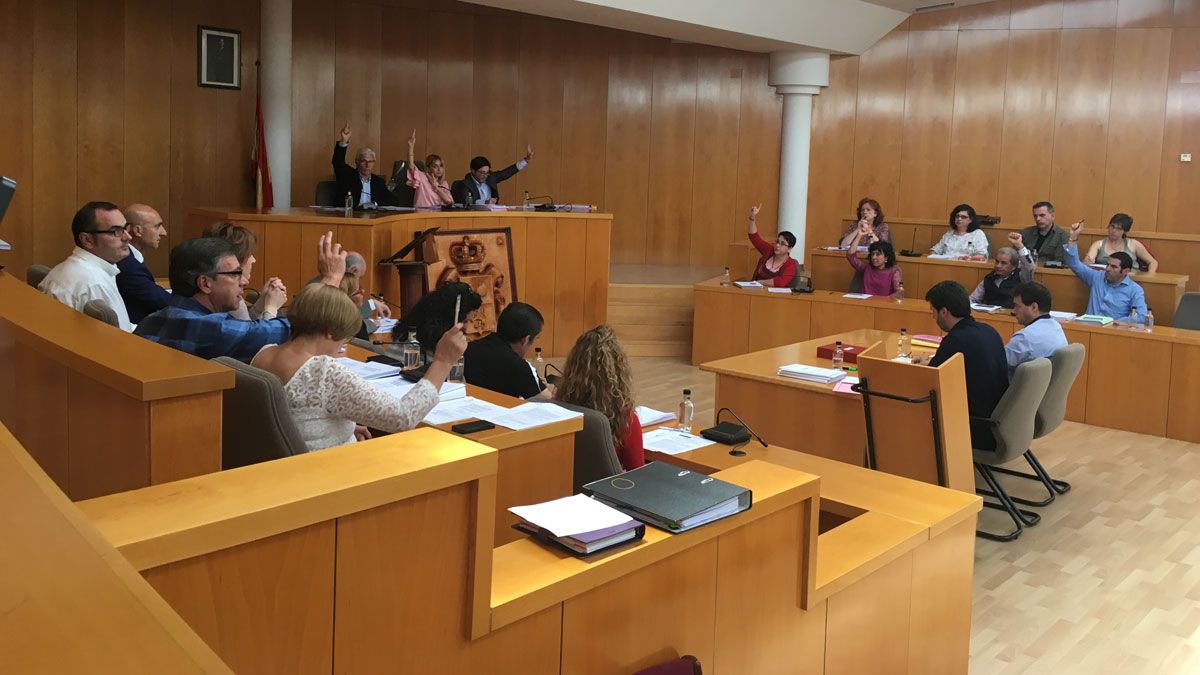 Momento en el que se vota a favor del presupuesto 2017. | L.N.C.