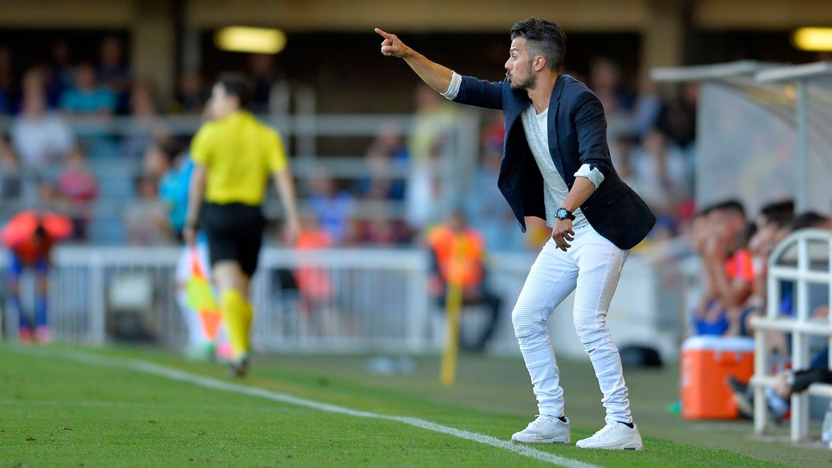 De la Barrera da instrucciones en el partido de ida. | PHOTODEPORTE