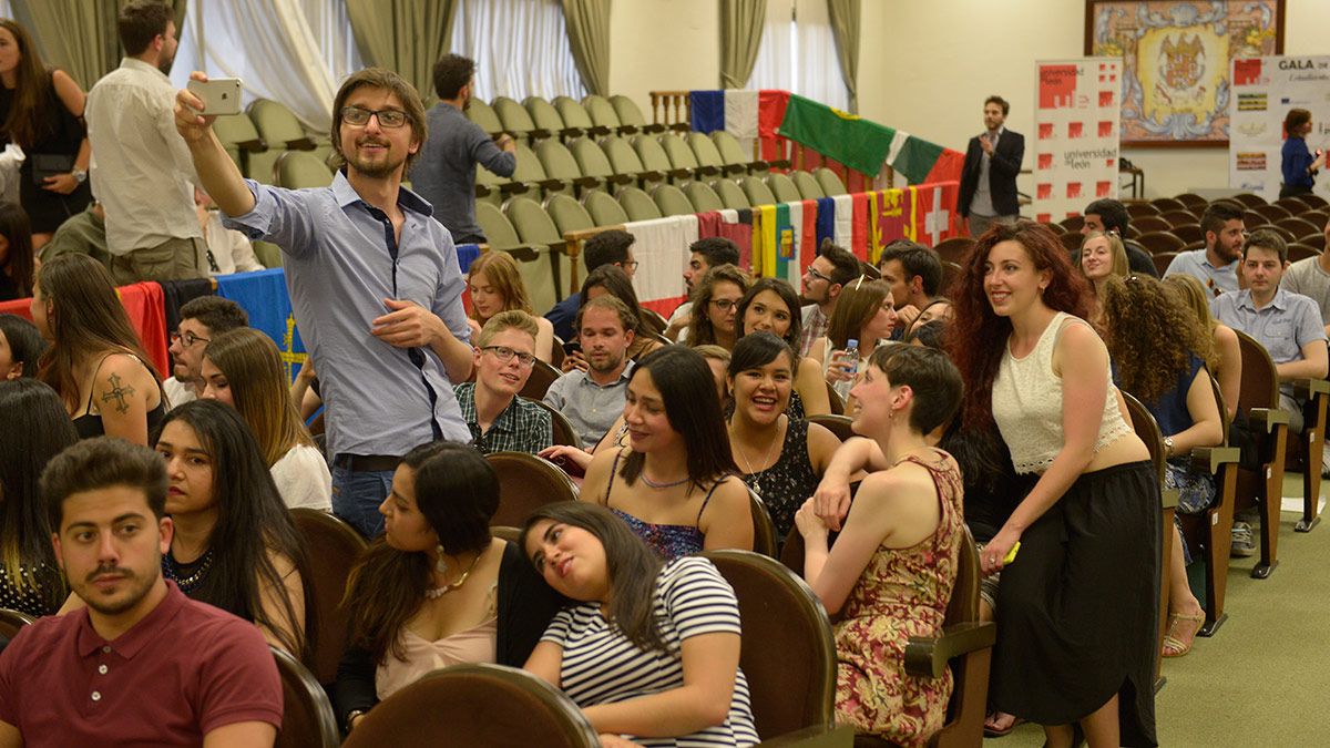 La Universidad de León dijo ayer 'hasta pronto' a algunos de sus alumnos internacionales. | MAURICIO PEÑA