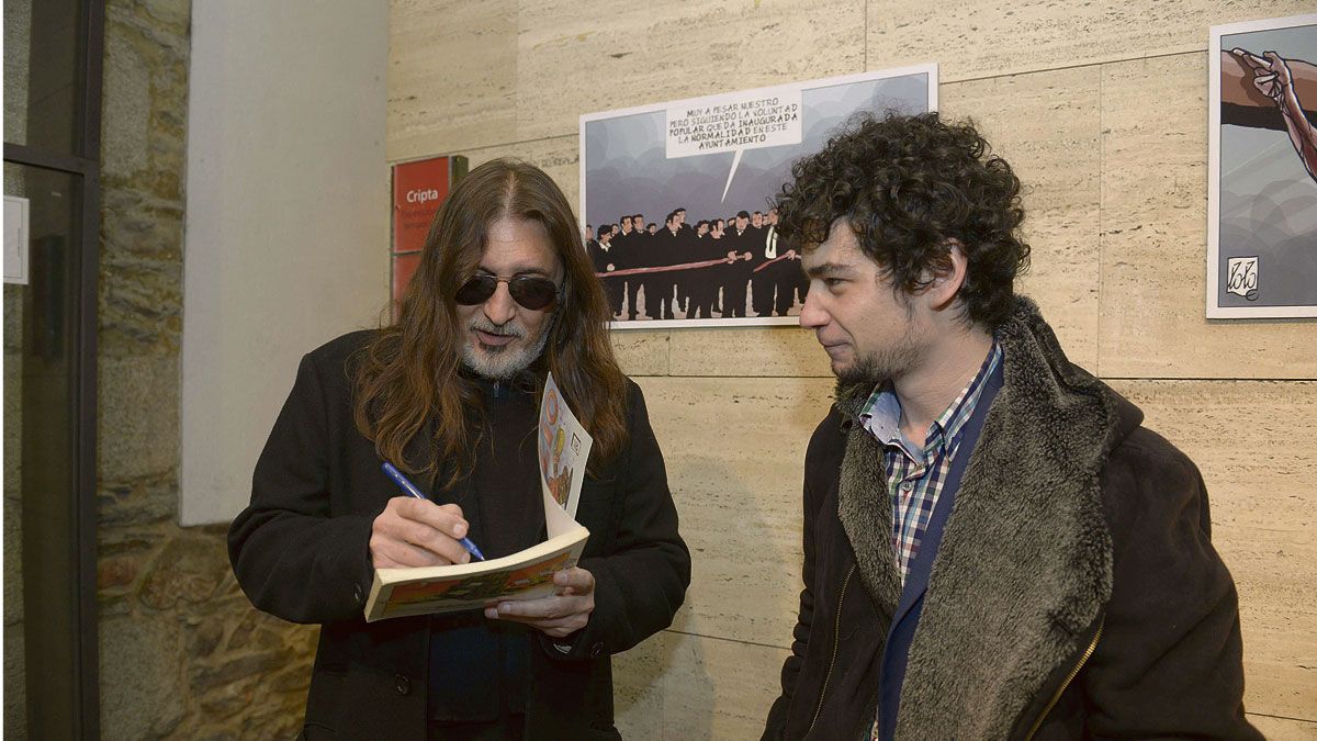 El dibujante José Manuel Redondo ‘Lolo’  con un admirador en la inauguración de la exposición en el Museo de El Bierzo en Ponferrada. | MAURICIO PEÑA
