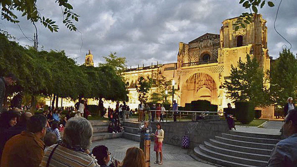 Uno de los encuentros del Ágora de la poesía en el anfiteatro de la plaza de San Marcos. | MARCELO ÓSCAR BARRIENTOS Uno de los encuentros del Ágora de la poesía en el anfiteatro de la plaza de San Marcos. | MARCELO ÓSCAR BARRIENTOS