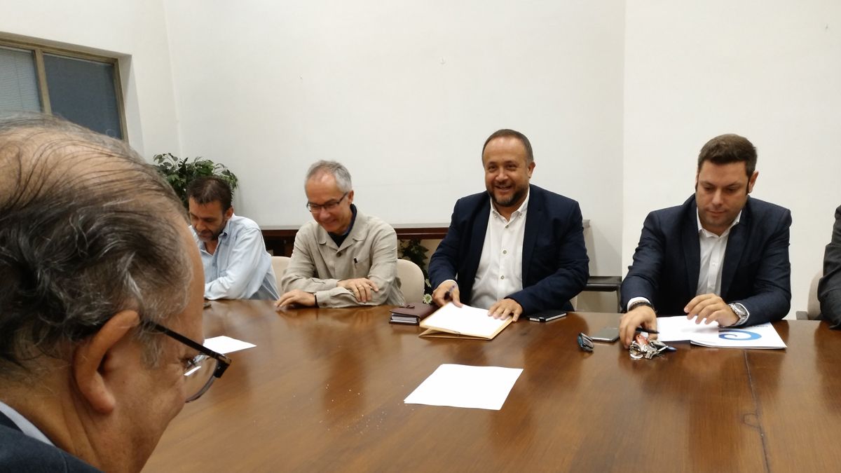 Imagen de la reunión de la Mesa en Ponferrada, con la participación de parlamentarios y del director regional de Minas, Ricardo González Mantero. | M.I.